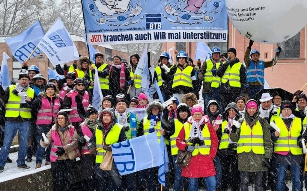 Dutzende Demonstrierende im Winter mit Plakaten und Transparenten