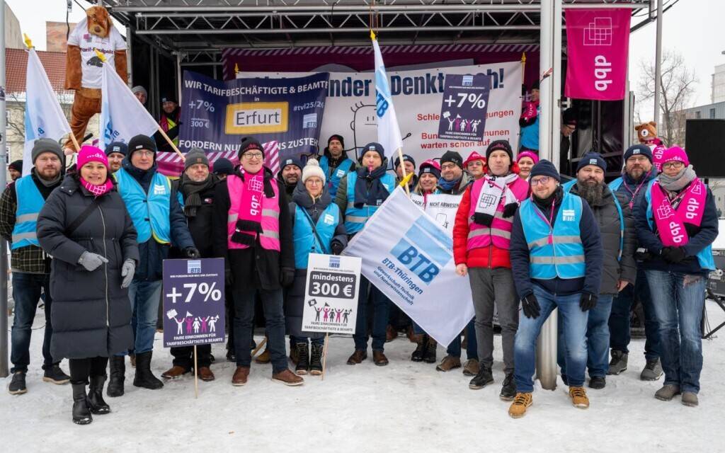 Mitglieder des BTB Thüringen vor einer Bühne